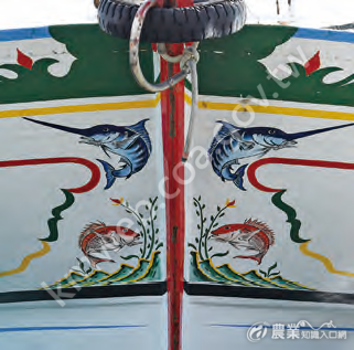 澎湖漁船上常可見到魚群、海洋生物的彩繪，極具地方特色。