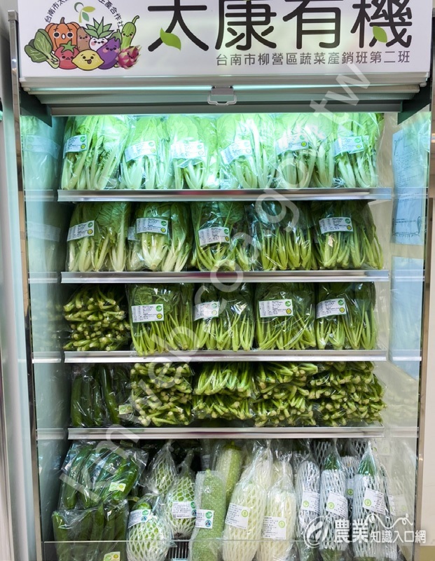 現採現賣，冷藏櫃陳列最新鮮的蔬果。（太康合作社提供）
