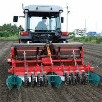 成功開發曳引機承載施肥整地作畦蔬菜種子播種一貫作業機