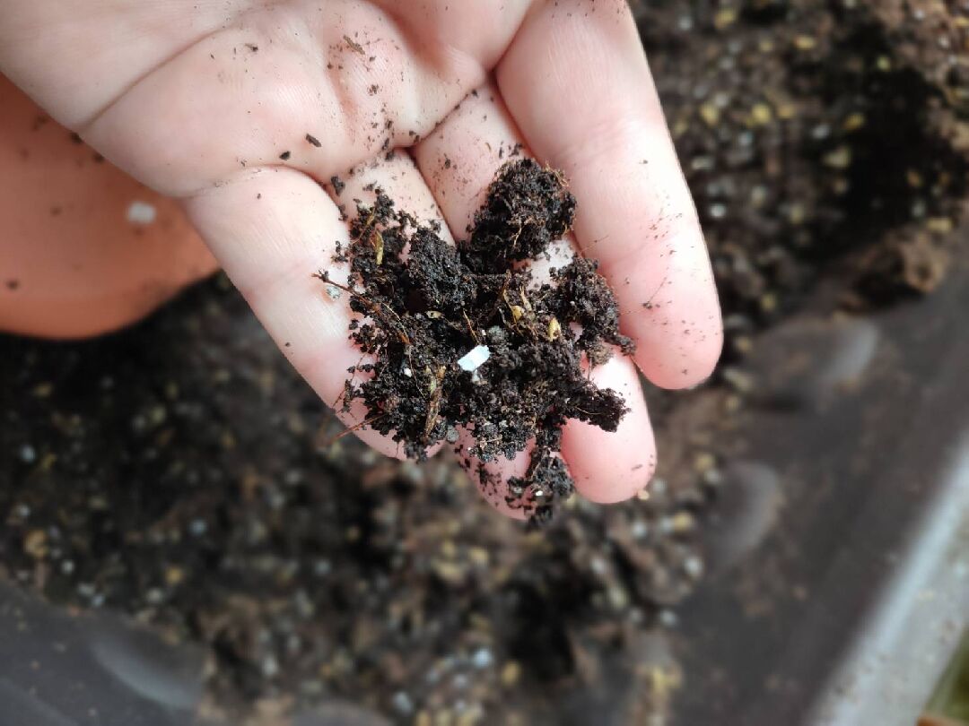 裝土壤的太空袋屑滲到土壤內，土壤是否可以使用呢?