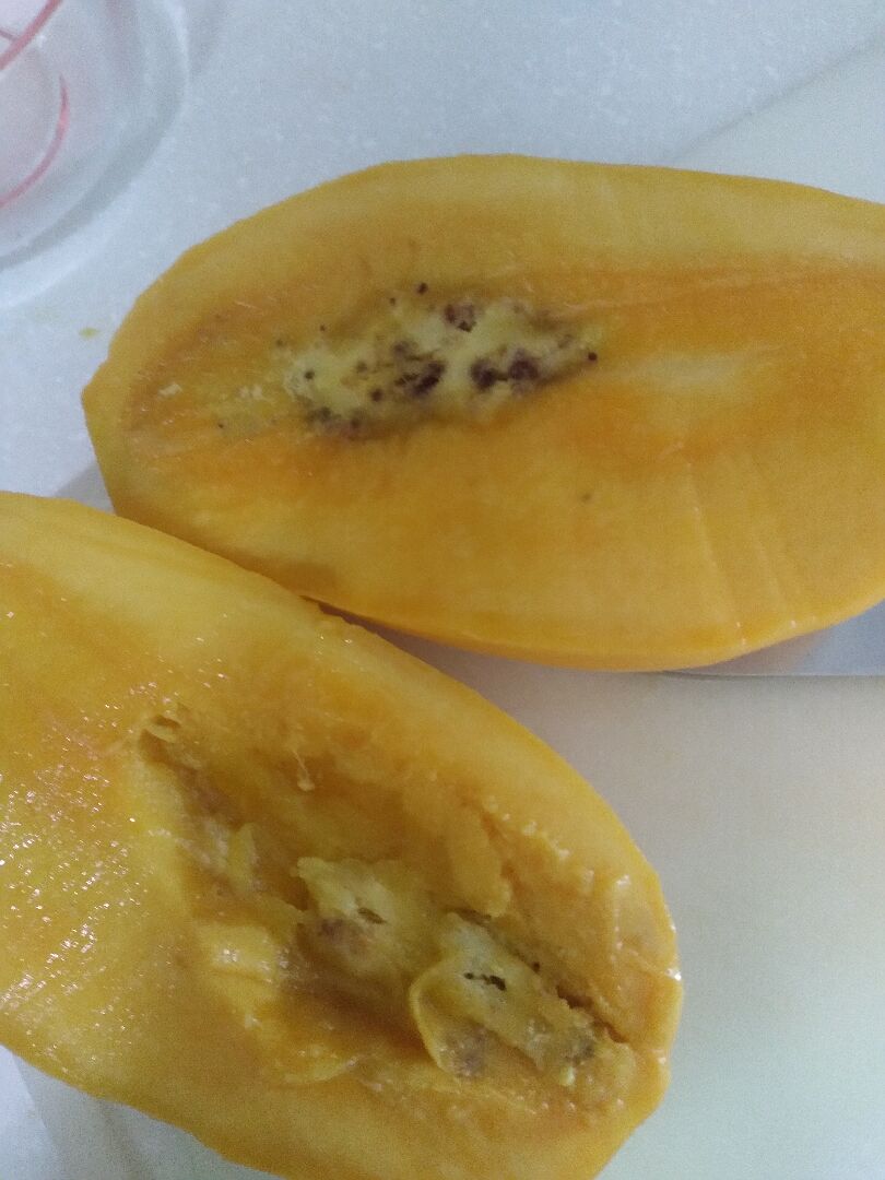 金煌芒果果實有黑點，果肉變白。