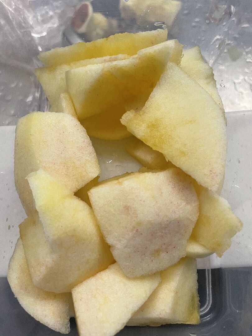 請問蘋果削完皮 上面是紅色斑點這樣的可以吃嗎？